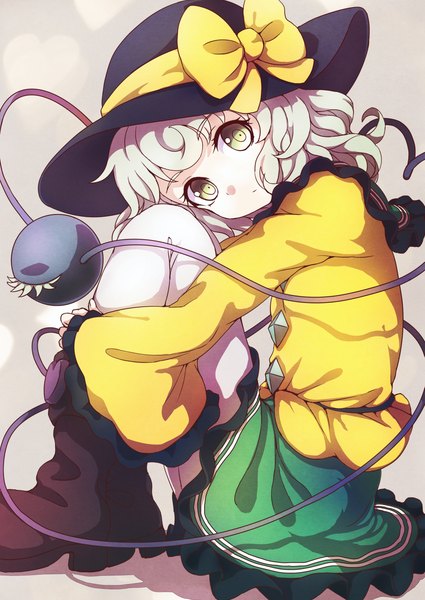 Anime picture 1072x1514 with touhou komeiji koishi dise single tall image looking at viewer fringe short hair simple background sitting green eyes silver hair full body bent knee (knees) long sleeves multicolored hair grey background wide sleeves two-tone hair turning head
