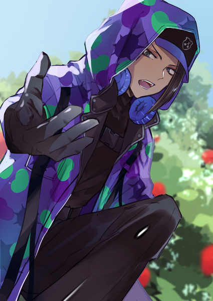 Anime-Bild 2508x3541 mit twisted wonderland jamil viper yui 4293 single tall image looking at viewer highres open mouth black hair outdoors outstretched hand headphones around neck boy gloves black gloves headphones hood baseball cap