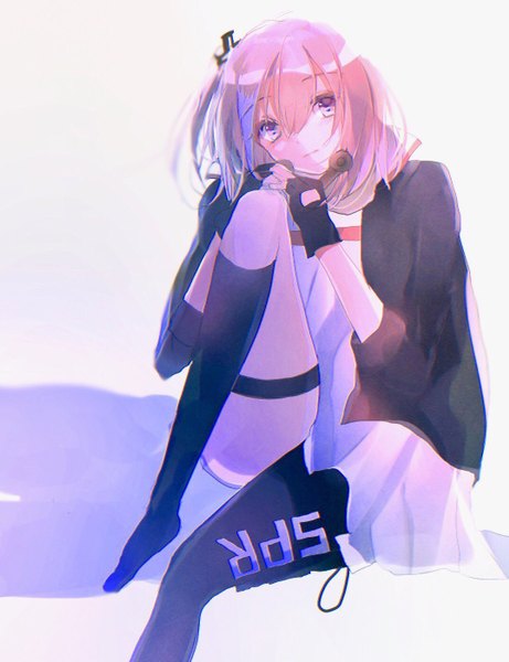 Anime-Bild 1075x1399 mit girls frontline st ar-15 (girls frontline) hatou midori single tall image looking at viewer fringe simple background hair between eyes white background purple eyes pink hair full body bent knee (knees) head tilt multicolored hair two-tone hair shadow no shoes streaked hair