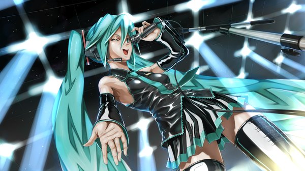 イラスト 1920x1078 と ボーカロイド 初音ミク ソロ 長髪 highres 開いた口 wide image ツインテール one eye closed aqua eyes ウィンク aqua hair 女の子 ストッキング 袖だけ ネクタイ マイク マイクスタンド