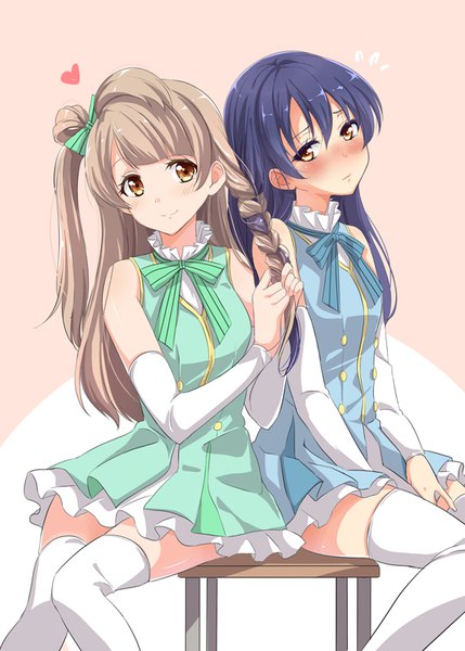 イラスト 572x800 と ラブライブ! サンライズ love live! 南ことり 園田海未 カスミ 長髪 長身像 赤面 前髪 simple background hair between eyes 茶色の髪 座る multiple girls 茶目 黄色眼 青い髪 bent knee (knees) blunt bangs