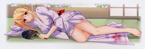 Аниме картинка 6850x2317 с любимец принцесс! silvia van hossen komori kei один (одна) румянец высокое разрешение короткие волосы светлые волосы широкое изображение фиолетовые глаза absurdres традиционная одежда японская одежда скан голые ноги девушка кимоно веер