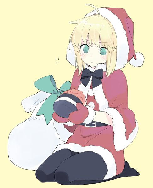 Anime picture 730x900 with fate (series) fate/stay night artoria pendragon (all) saber emiya shirou 87banana single tall image blush fringe short hair simple background blonde hair sitting holding full body ahoge aqua eyes no shoes christmas