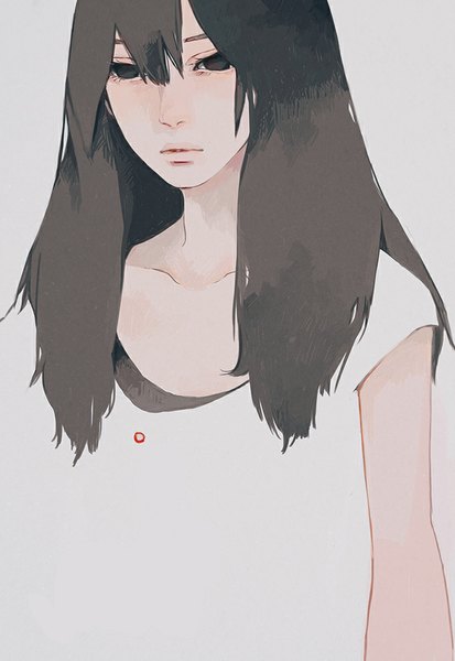 Аниме картинка 689x1000 с оригинальное изображение tae (artist) один (одна) длинные волосы высокое изображение чёлка простой фон губы чёрные глаза смотрит вниз тёмные волосы девушка