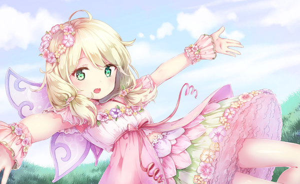 Anime picture 1600x984 with idolmaster idolmaster cinderella girls yusa kozue tanemin single long hair looking at viewer blush fringe open mouth blonde hair wide image twintails green eyes sky cloud (clouds) ahoge outdoors hair flower low twintails