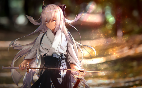 Anime picture 1944x1200 with fate (series) fate/grand order okita souji (fate) (all) okita souji alter (fate) heifetz single long hair looking at viewer fringe highres hair between eyes wide image standing holding payot silver hair ahoge traditional clothes japanese clothes depth of field