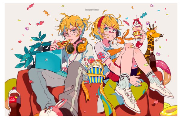 Anime picture 1400x929 with vocaloid coca-cola kagamine rin kagamine len makoji (yomogi) looking at viewer short hair blonde hair nail polish grey background grey eyes character names border eating siblings twins headphones around neck bespectacled brother and sister bandaid on leg