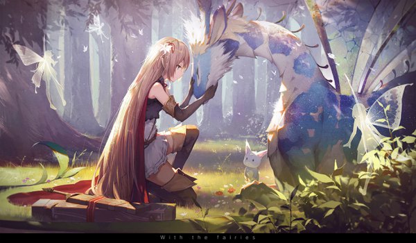 Anime-Bild 2560x1497 mit shadowverse arisa (shadowverse) fairy dragon (shadowverse) kieed single highres smile brown hair wide image green eyes full body outdoors very long hair profile hair flower pointy ears sunlight zettai ryouiki sleeveless text