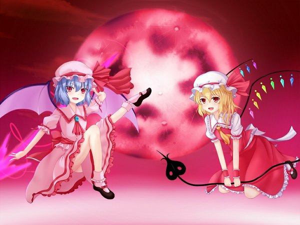 Anime picture 1024x768 with touhou flandre scarlet remilia scarlet yosshii (ropichan2) short hair blonde hair red eyes multiple girls blue hair loli red moon girl dress skirt weapon 2 girls wings wrist cuffs bonnet skirt set