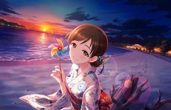 Anime picture 1280x824 with idolmaster idolmaster cinderella girls nitta minami single looking at viewer short hair smile brown hair brown eyes sky cloud (clouds) traditional clothes japanese clothes beach evening sunset girl hair ornament sea obi