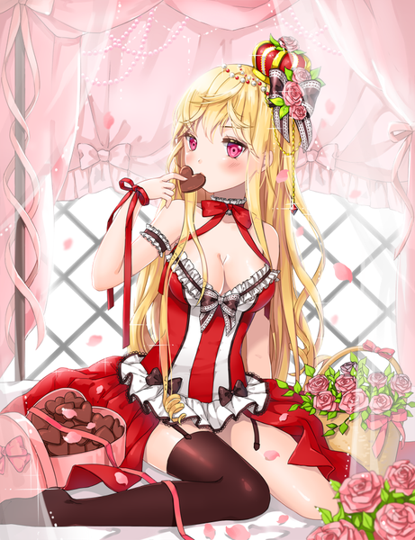 イラスト 700x910 と ソードガールズ canape ソロ 長髪 長身像 カメラ目線 赤面 前髪 おっぱい light erotic 金髪 座る 肩出し bent knee (knees) indoors ピンク目 no shoes eating shiny 女の子