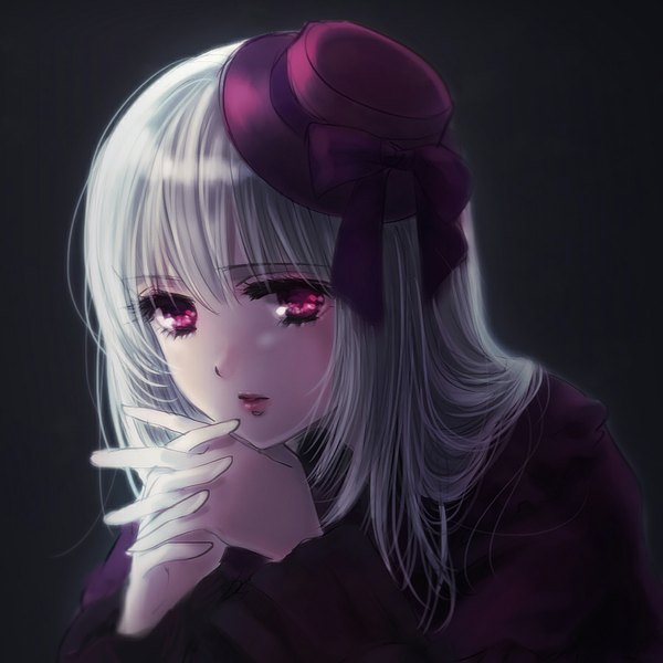 イラスト 900x900 と ケイ gohands (studio) kushina anna shino (syllable) ソロ 長髪 カメラ目線 前髪 simple background 赤い目 white hair black background dark background close-up 女の子 帽子 帽子のリボン