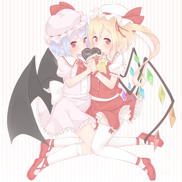 Anime-Bild 1800x1800 mit touhou flandre scarlet remilia scarlet sakurea long hair looking at viewer blush fringe highres short hair simple background blonde hair smile red eyes multiple girls full body pointy ears short sleeves puffy sleeves one side up