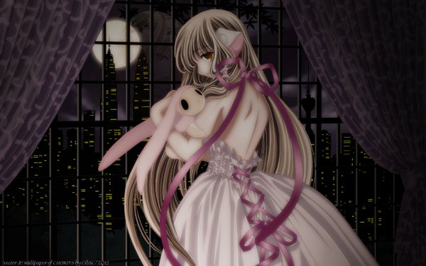 Anime picture 2560x1600 with chobits chii cilou (artist) single long hair highres blonde hair wide image bare shoulders looking back from behind night orange eyes city cityscape girl dress ribbon (ribbons) window white dress