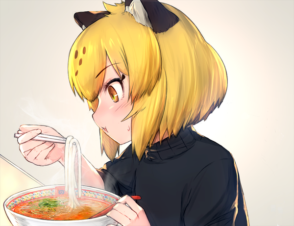 イラスト 1040x800 と けものフレンズ jaguar (kemono friends) iwahana ソロ 赤面 前髪 短い髪 simple background 金髪 茶目 獣耳 upper body プロフィール eating 女の子 食べ物 麺 ラーメン