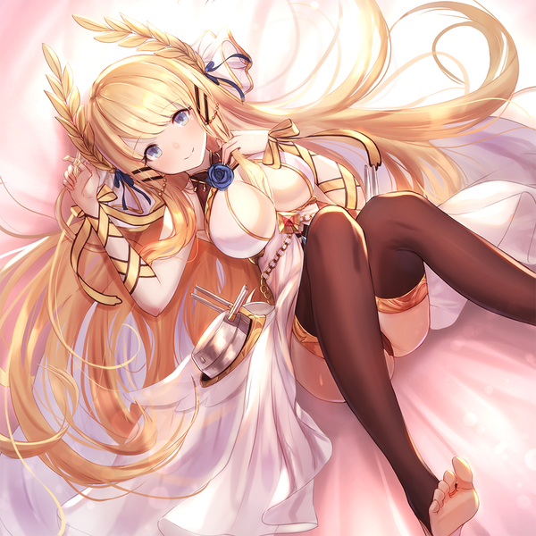 Anime picture 1000x1000 with azur lane victorious (azur lane) dolce (dolsuke) single looking at viewer fringe breasts blue eyes light erotic blonde hair smile large breasts cleavage bent knee (knees) lying very long hair on back leg lift (legs lift) playing with hair hair twirling