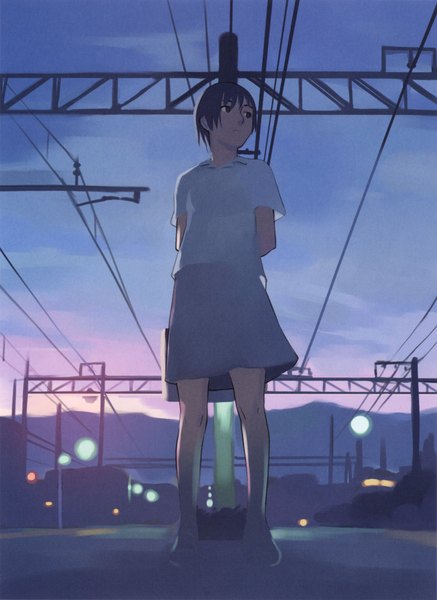Аниме картинка 1458x2000 с takamichi один (одна) высокое изображение короткие волосы смотрит в сторону ночное небо девушка форма школьная форма железнодорожная станция