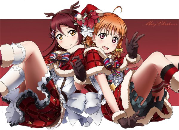 イラスト 1200x874 と ラブライブ!サンシャイン!! サンライズ love live! 桜内梨子 高海千歌 師霾 長髪 カメラ目線 赤面 前髪 短い髪 simple background 笑顔 hair between eyes 座る 紫目 multiple girls 黄色眼 アホ毛 赤髪