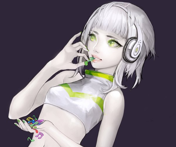 Anime-Bild 2126x1772 mit original ddongu single fringe highres short hair open mouth simple background smile green eyes looking away white hair nail polish sleeveless grin eating pale skin music green nail polish girl