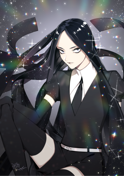 イラスト 1200x1695 と 宝石の国 ボルツ 黒野ユウ ソロ 長身像 カメラ目線 黒髪 座る signed very long hair black eyes sparkle dated androgynous ストッキング 手袋 制服 黒ストッキング 黒い手袋 ネクタイ