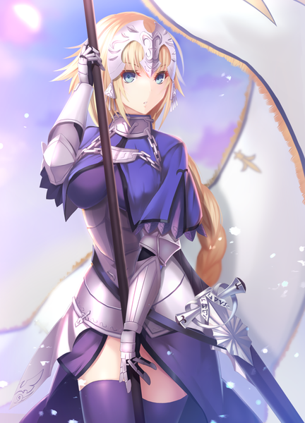 Аниме картинка 900x1250 с fate (series) судьба: апокриф jeanne d'arc (fate) (all) jeanne d'arc (fate) wakame mi один (одна) длинные волосы высокое изображение смотрит на зрителя грудь голубые глаза светлые волосы большая грудь коса (косы) :о zettai ryouiki одна коса девушка чулки оружие