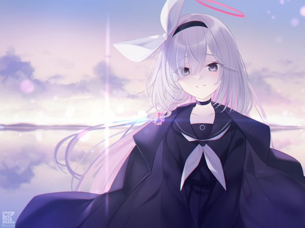 Anime picture 1200x900 with blue archive plana (blue archive) sanom single long hair looking at viewer fringe sky silver hair cloud (clouds) upper body outdoors light smile hair over one eye grey eyes clothes on shoulders girl uniform ribbon (ribbons) hair ribbon