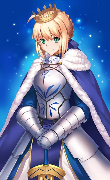Anime picture 1229x2000 with fate (series) fate/stay night artoria pendragon (all) saber yuki (clydtc) single tall image fringe short hair blonde hair standing green eyes ahoge light smile blue background girl weapon sword armor insect