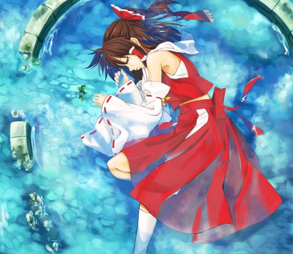 Anime picture 1500x1300 with touhou hakurei reimu kinoto (ruindivinity) single long hair brown hair brown eyes lying traditional clothes miko girl skirt bow hair bow detached sleeves water skirt set