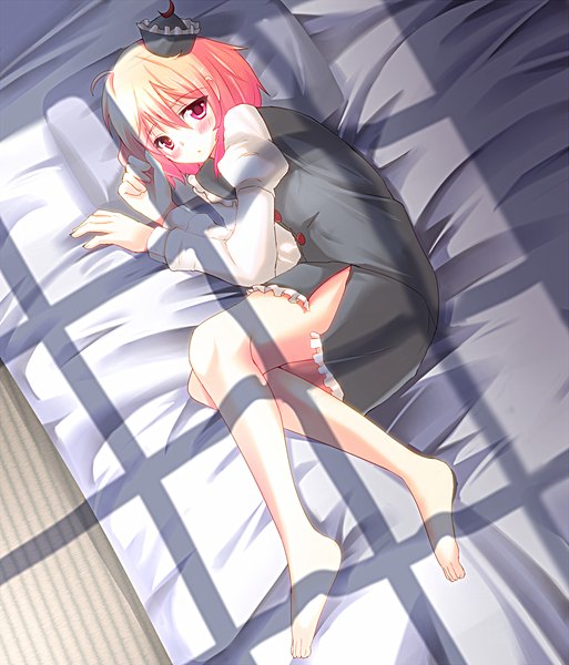 Anime picture 1035x1210 with touhou lunasa prismriver tkisii (artist) single tall image blush short hair blonde hair pink hair lying pink eyes barefoot girl hat bed