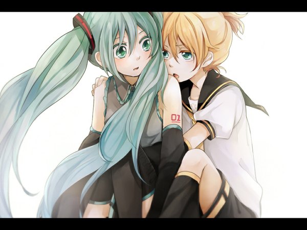 Anime picture 1000x750 with vocaloid hatsune miku kagamine len tama (songe) long hair blush short hair open mouth simple background blonde hair white background sitting twintails bare shoulders looking back aqua eyes aqua hair couple hug letterboxed