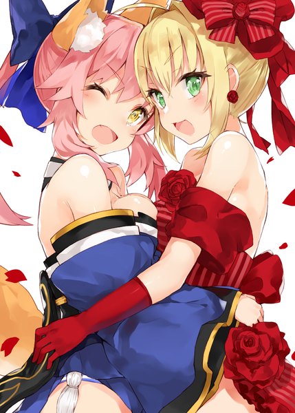 イラスト 700x979 と Fateシリーズ フェイト／ステイナイト fate/extra type-moon アルトリア・ペンドラゴン セイバー nero claudius (fate) tamamo (fate) (all) ネロ・クラウディウス(fate) キャス狐 こうましろ 長髪 長身像 カメラ目線 赤面 前髪 おっぱい 開いた口 light erotic simple background