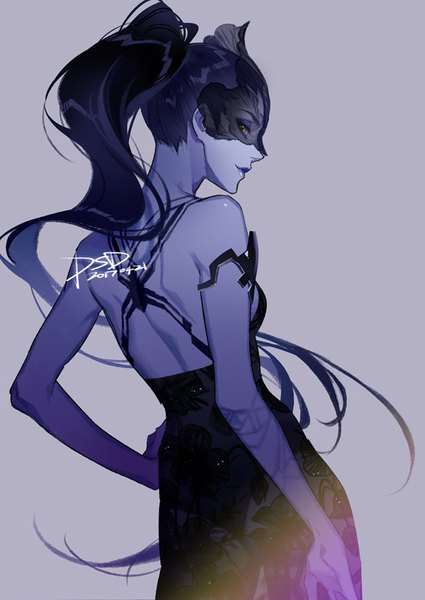 Anime-Bild 650x918 mit overwatch blizzard entertainment widowmaker (overwatch) psd (pixiv) single long hair tall image light erotic black hair simple background bare shoulders signed yellow eyes ponytail profile looking back light smile hand on hip lipstick back
