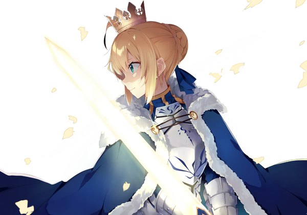 Anime picture 1147x805 with fate (series) fate/grand order fate/stay night artoria pendragon (all) saber hatsuko single fringe short hair blonde hair smile holding green eyes looking away ahoge braid (braids) profile fur trim fighting stance glowing weapon