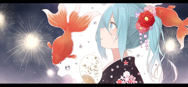 イラスト 1589x743 と ボーカロイド 初音ミク みなせなぎ ソロ 長髪 wide image traditional clothes 和服 プロフィール hair flower aqua eyes aqua hair 女の子 髪飾り 花 動物 着物 魚 簪