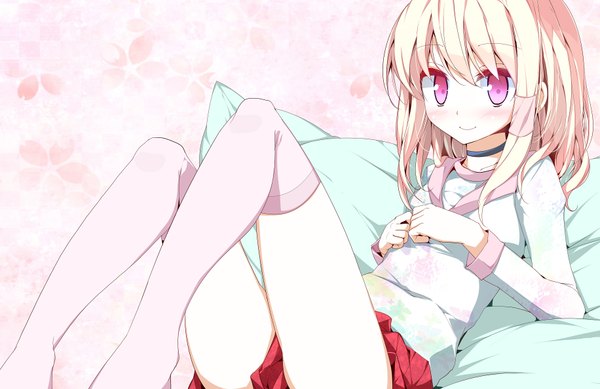 Anime picture 1832x1190 with original oouso (usotsukiya) single fringe highres short hair blonde hair smile hair between eyes pink eyes floral background girl thighhighs white thighhighs choker pillow