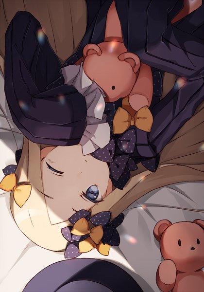 Anime picture 595x850 with fate (series) fate/grand order abigail williams (fate) akami fumio single long hair tall image looking at viewer blue eyes blonde hair lying long sleeves one eye closed from above shadow on back upside down hat removed headwear removed hands in sleeves