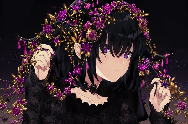 Anime picture 1000x658 with original achiki single looking at viewer fringe short hair black hair simple background purple eyes upper body long sleeves parted lips horn (horns) pointy ears hair over one eye black background girl choker jewelry gem