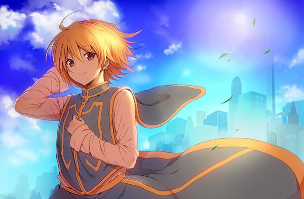 Anime picture 800x524 with hunter x hunter kurapica yukiji tokiji single looking at viewer fringe short hair blonde hair smile hair between eyes brown eyes sky cloud (clouds) outdoors wind hand on chest arm behind head boy leaf (leaves) building (buildings)