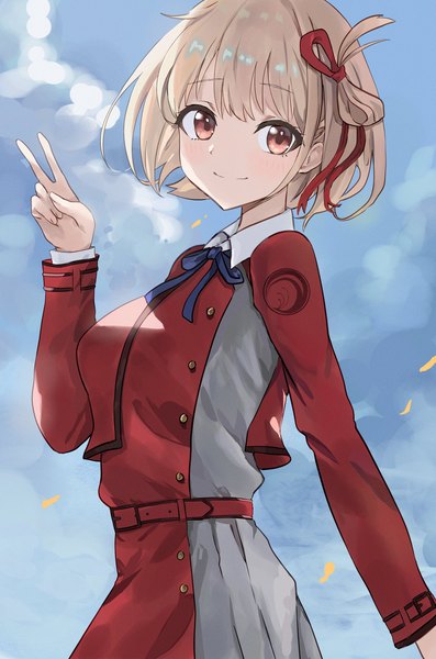 Anime picture 1559x2356 with lycoris recoil nishikigi chisato ponzu pon9 single tall image looking at viewer short hair blonde hair smile red eyes sky cloud (clouds) upper body victory girl ribbon (ribbons) hair ribbon