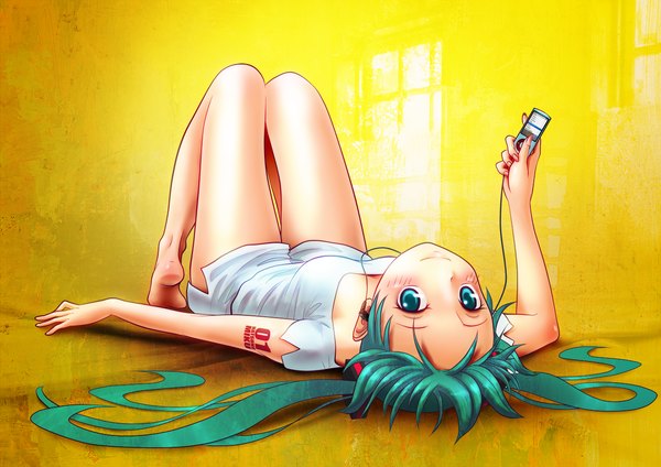 Аниме картинка 1280x905 с вокалоид ipod хацунэ мику wokada зелёные глаза босиком зелёные волосы жёлтый фон девушка