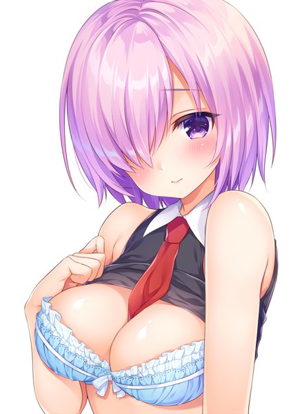 イラスト 750x1059 と Fateシリーズ fate/grand order マシュ・キリエライト 三つ葉ちょこ ソロ 長身像 赤面 前髪 短い髪 おっぱい light erotic simple background 大きな乳房 白背景 紫目 ピンク髪 片目隠れ between breasts shirt lift frilled bra