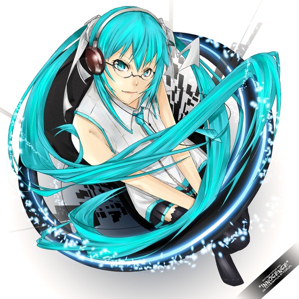 イラスト 1700x1700 と ボーカロイド 初音ミク firecel ソロ カメラ目線 笑顔 白背景 ツインテール very long hair aqua eyes aqua hair inscription 女の子 ストッキング スカート 黒ストッキング 眼鏡 ネクタイ ヘッドフォン