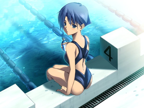 Anime picture 800x600 with natsukami atelier kaguya (studio) mikumo kazusa m&m single blush short hair blue eyes light erotic sitting blue hair game cg ass looking back from above girl swimsuit one-piece swimsuit drink pool