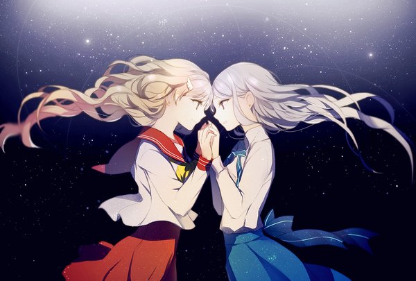 Anime-Bild 1200x811 mit lpip long hair fringe open mouth blonde hair smile standing multiple girls brown eyes looking away silver hair long sleeves profile night sparkle night sky floating hair holding hands wavy hair face to face