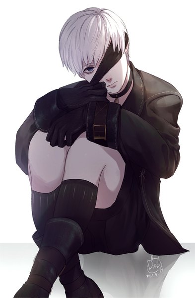 Аниме картинка 900x1373 с nier nier:automata yorha no. 9 type s na yeon один (одна) высокое изображение смотрит на зрителя чёлка короткие волосы простой фон белый фон сидит держать подписанный всё тело согнутое колено (колени) белые волосы наклон головы серые глаза скрещенные ноги