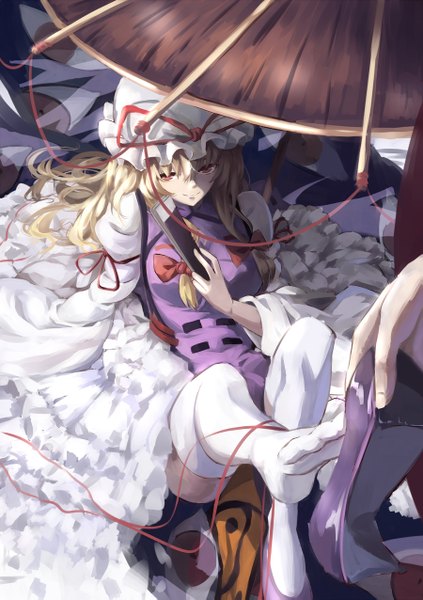 Anime-Bild 900x1275 mit touhou yakumo yukari kamiljm long hair tall image looking at viewer blonde hair red eyes legs eyes girl thighhighs dress bow hair bow white thighhighs umbrella bonnet