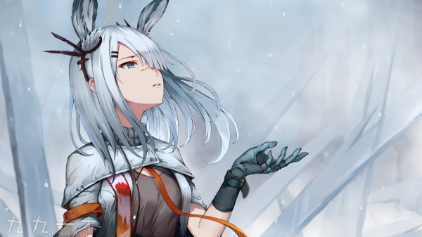 Anime-Bild 4800x2700 mit arknights frostnova (arknights) rafael-m single long hair fringe highres open mouth wide image signed animal ears absurdres silver hair upper body outdoors blunt bangs arm up aqua eyes blurry hair over one eye