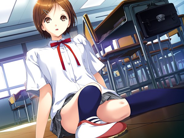 Anime picture 1024x768 with ningen debris sonobe hikari single short hair brown hair sitting brown eyes game cg girl skirt uniform hair ornament ribbon (ribbons) school uniform miniskirt socks hairclip