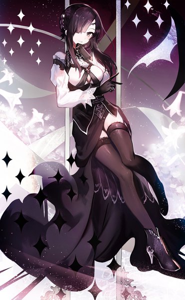 Anime-Bild 1000x1618 mit original juexing (moemoe3345) single tall image looking at viewer blush fringe short hair black hair smile bare shoulders payot full body bent knee (knees) hair over one eye grey eyes high heels zettai ryouiki victory shiny clothes