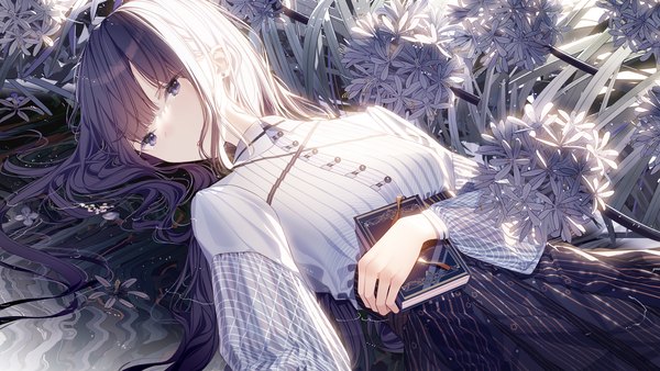 Anime-Bild 1920x1080 mit original atha (leejuiping) single long hair fringe highres blue eyes black hair wide image looking away lying blunt bangs parted lips on back partially submerged girl flower (flowers) earrings water book (books)